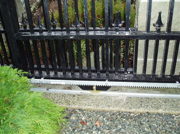 GC 30 Sliding gate with rack and pinion operator